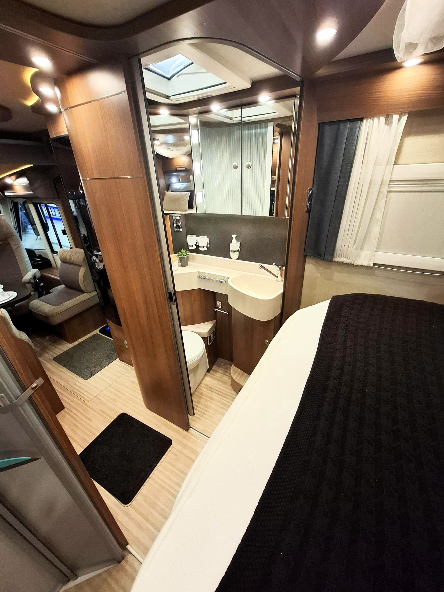 Prachtige Carthago integraal camper C tourer van 2017 - Afbeelding 12