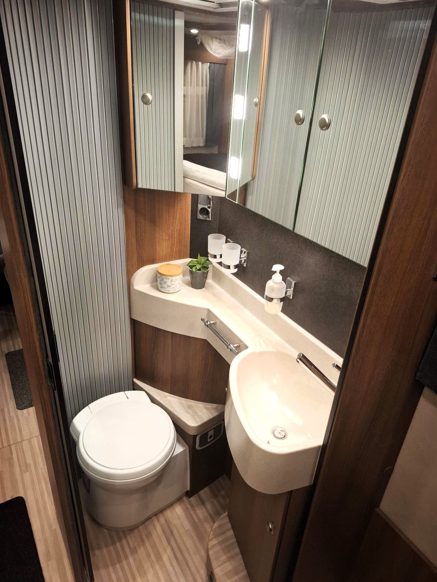 Prachtige Carthago integraal camper C tourer van 2017 - Afbeelding 11