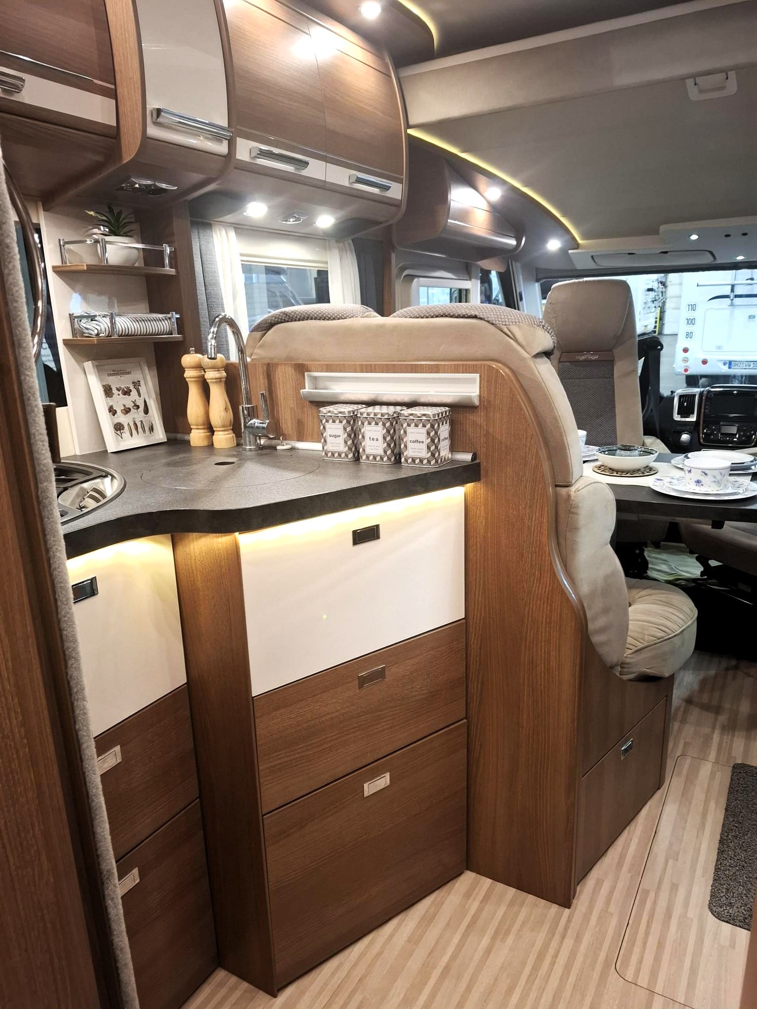 Prachtige Carthago integraal camper C tourer van 2017 - Afbeelding 10