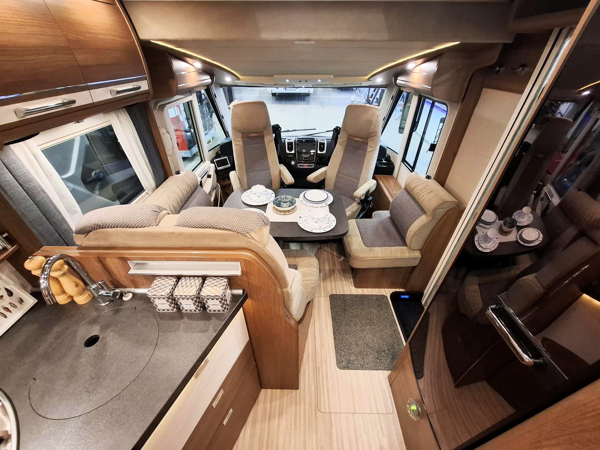 Prachtige Carthago integraal camper C tourer van 2017 - Afbeelding 9