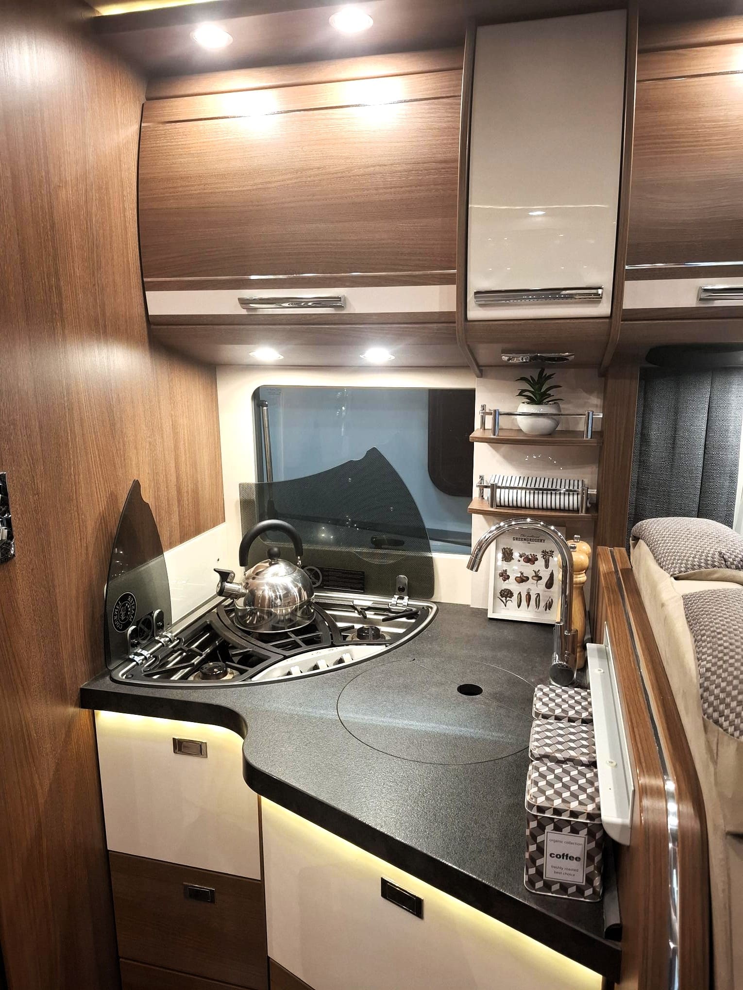 Prachtige Carthago integraal camper C tourer van 2017 - Afbeelding 7