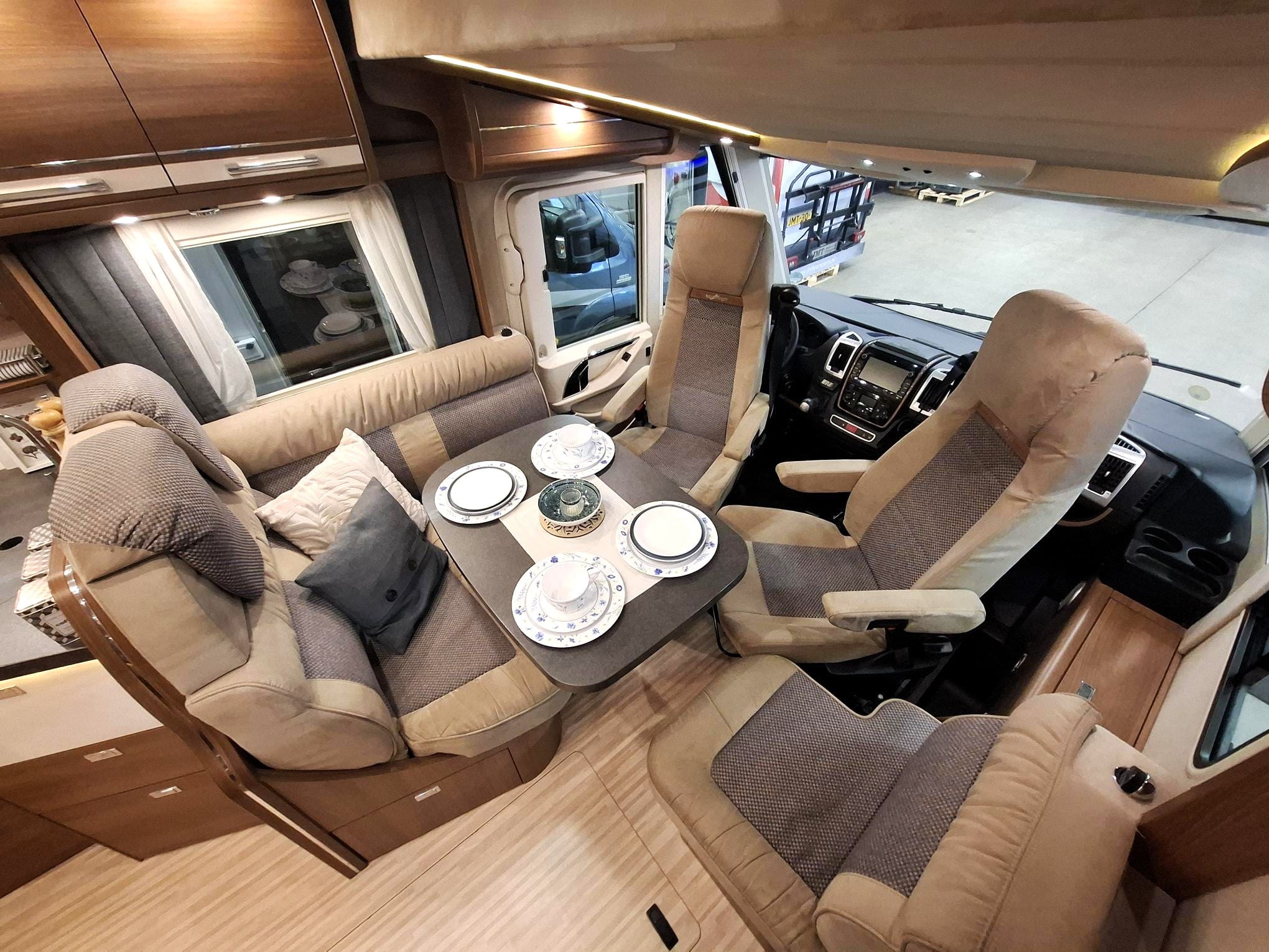 Prachtige Carthago integraal camper C tourer van 2017 - Afbeelding 5